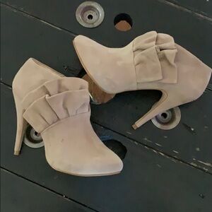 Zara WOMAN Tan Suede Ruffle Booties